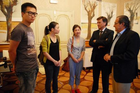 Imagen Recepción de la Diputación al equipo de periodistas chinos que está realizando un reportaje sobre el cochinillo segoviano